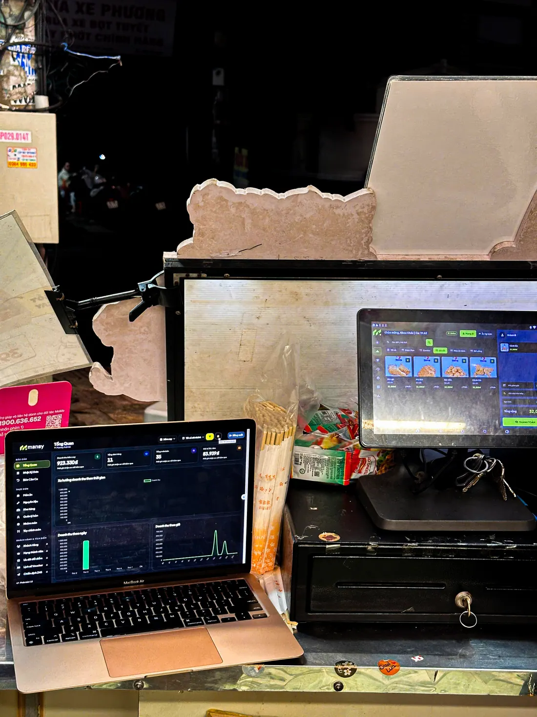 Laptop Web Admin và máy POS trong bối cảnh vận hành thật