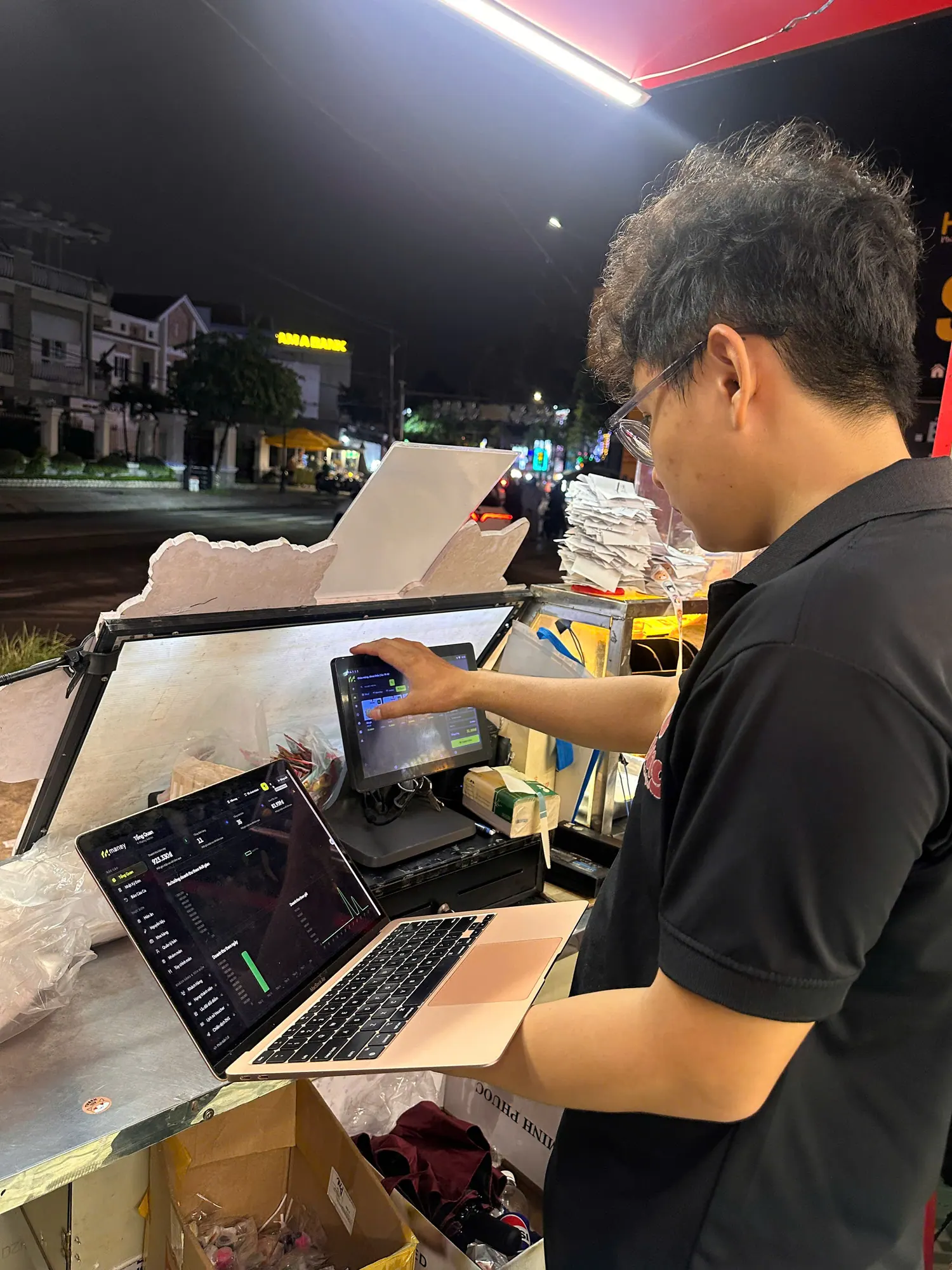 Nhân viên Yaong Yaong theo dõi doanh thu trên Maney qua laptop và máy POS